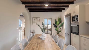 Vila exclusiva, 5 quartos, piscina particular, vista para o mar | Cozinha privada | Geladeira, micro-ondas, fogão, cooktop
