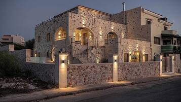 Fachada da propriedade à noite