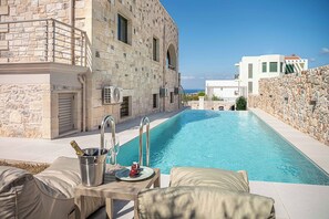 Outdoor pool, pool loungers - Luminus Arcus Villa (Chania)