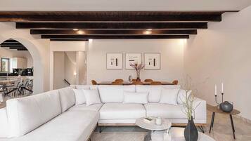 Vila exclusiva, 5 quartos, piscina particular, vista para o mar | Área de estar | Smart TV, console de videogame, pebolim