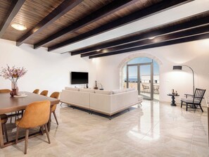 Biệt thự Exclusive, 5 phòng ngủ, hồ bơi riêng, quang cảnh biển | Khu phòng khách | Smart TV, máy chơi game, banh bàn 