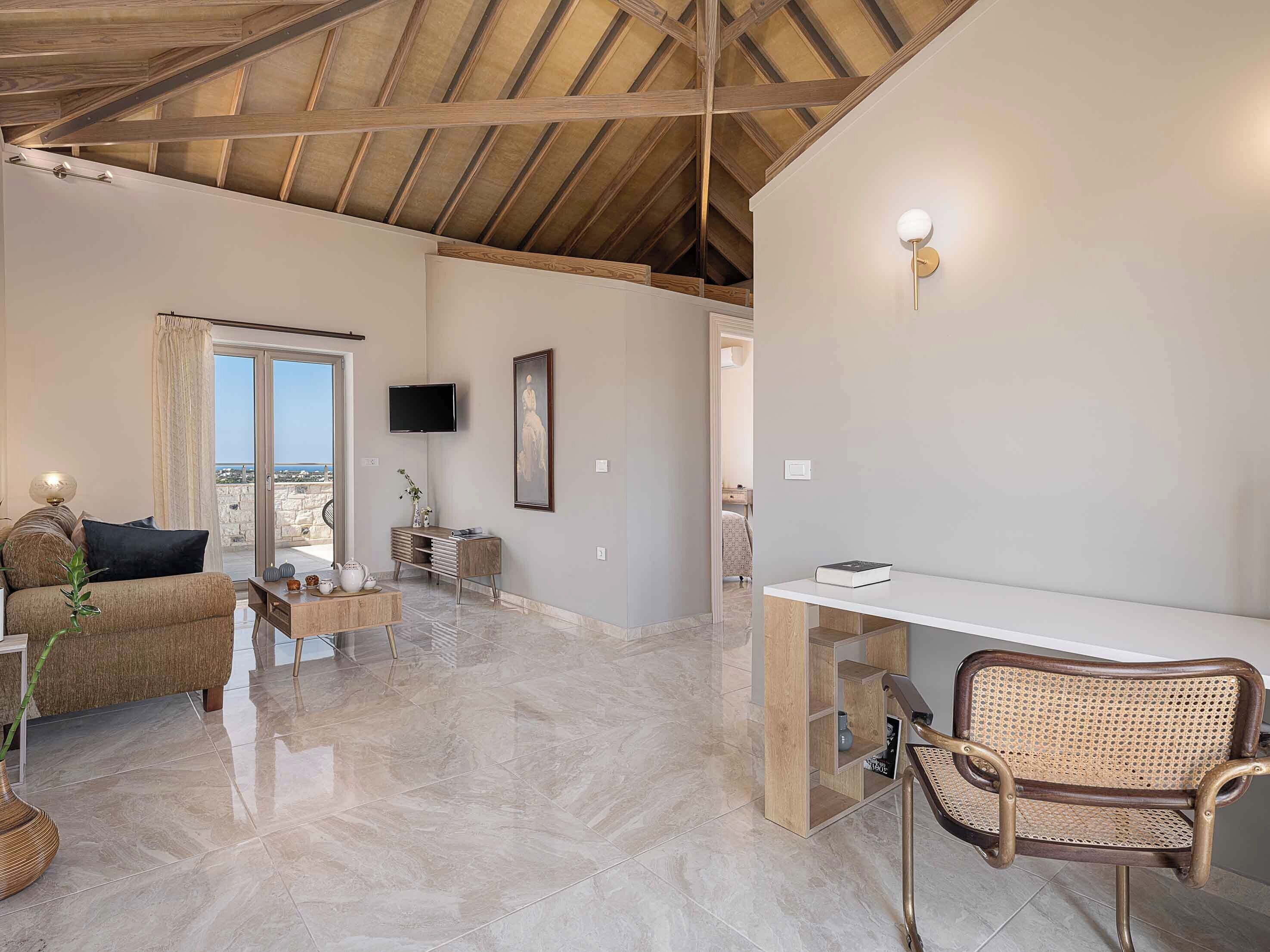 Vila exclusiva, 5 quartos, piscina particular, vista para o mar | Área de estar | Smart TV, console de videogame, pebolim