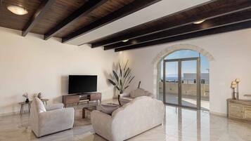 Vila exclusiva, 5 quartos, piscina particular, vista para o mar | Área de estar | Smart TV, console de videogame, pebolim