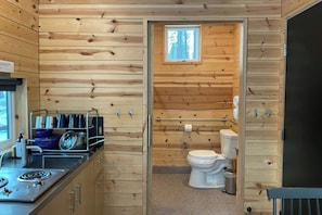 Cabin Tiêu chuẩn, 1 giường cỡ queen | Phòng tắm | Buồng tắm vòi sen, khăn tắm, xà phòng, dầu gội