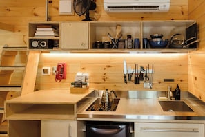 Cabaña estándar, 2 camas Queen size | Cocina privada | Frigobar, parrilla de estufa, utensilios de cocina y toallas de papel
