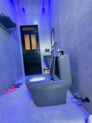 Douche, serviettes fournies, savon