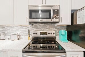 冰箱、微波炉、烤箱、炉灶