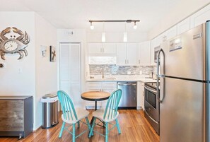 冰箱、微波炉、烤箱、炉灶