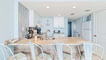 Een koelkast, een magnetron, een oven, een kookplaat