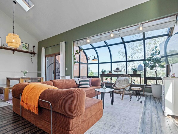 Smart TV, books, stereo