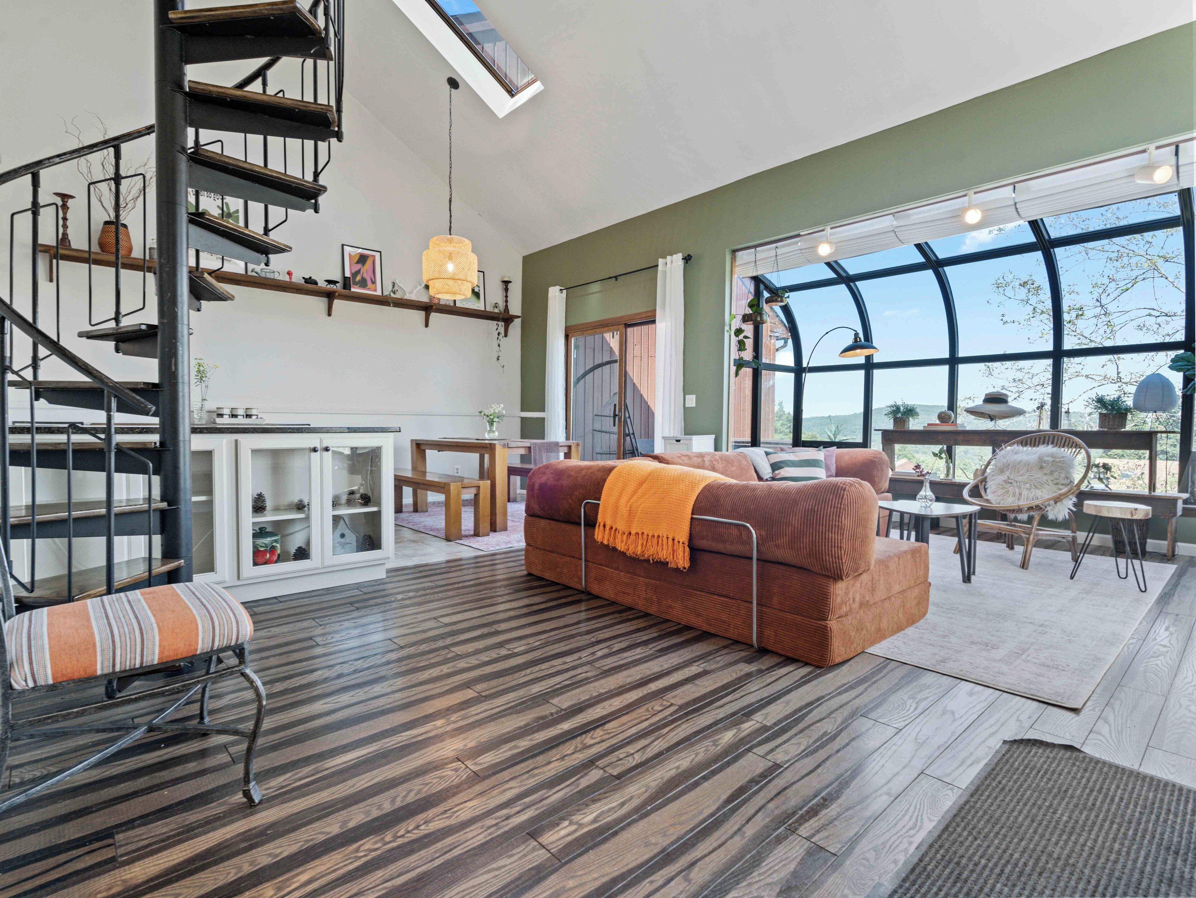 Smart TV, libros y estéreo 