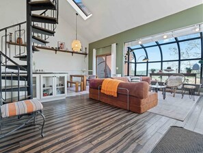 Smart TV, books, stereo