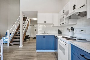 Køleskab, mikrobølgeovn, ovn, kogeplade