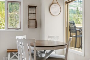 Dining - Snowshoe Summit | Ski-in/out | Hot Pools | Sauna (Panorama)