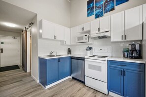 Køleskab, mikrobølgeovn, ovn, kogeplade