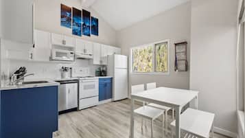 Réfrigérateur, micro-ondes, four, plaque de cuisson