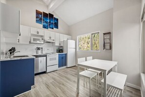 ثلاجة، ميكروويف، فرن، موقد طهي مسطح