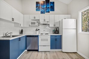 ثلاجة، ميكروويف، فرن، موقد طهي مسطح