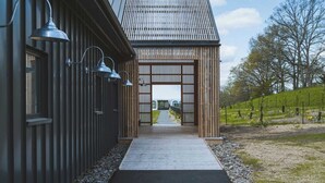 A modern building with a metal exterior and a wooden entrance gate. - Meadow House at Seminary Hill by Avantstay (Callicoon)