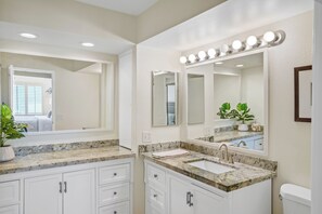 Douche, sĂšche-cheveux, serviettes fournies, savon