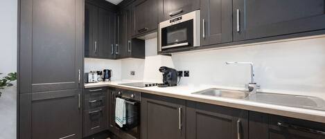 Kühlschrank, Mikrowelle, Ofen, Herdplatte