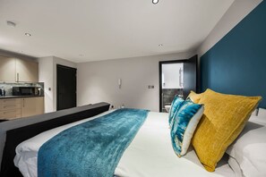 1 habitación, escritorio, tabla de planchar con plancha y wifi