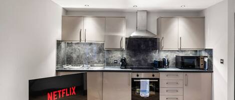 Frigorífico, microondas, horno y placa de cocina