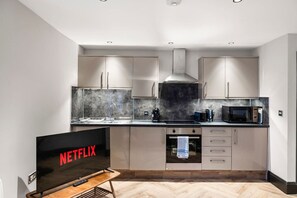 Een koelkast, een microgolfoven, een oven, een kookplaat