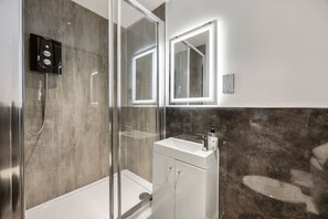 Towels, toilet paper - Central Luxe | Brighton Central | 2 Beds (Brighton and Hove)