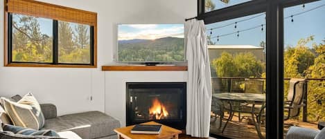 Smart TV, fireplace