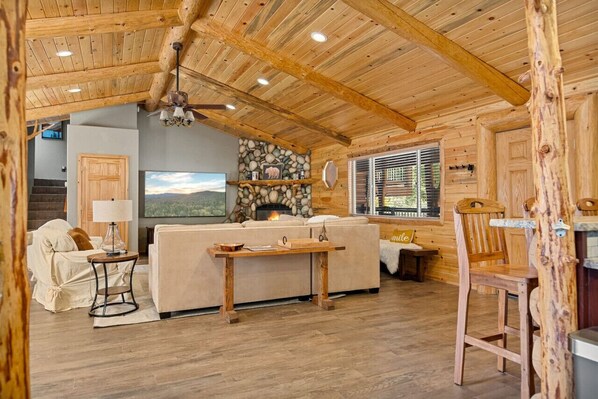 Smart TV, fireplace, video games, books - Enchanting Snow Escape | Hot Tub & Game Room (Big Bear Lake)