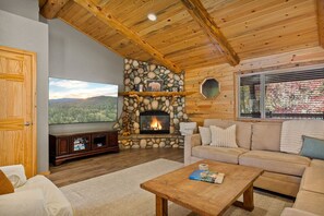Smart TV, fireplace, video games, books - Enchanting Snow Escape | Hot Tub & Game Room (Big Bear Lake)