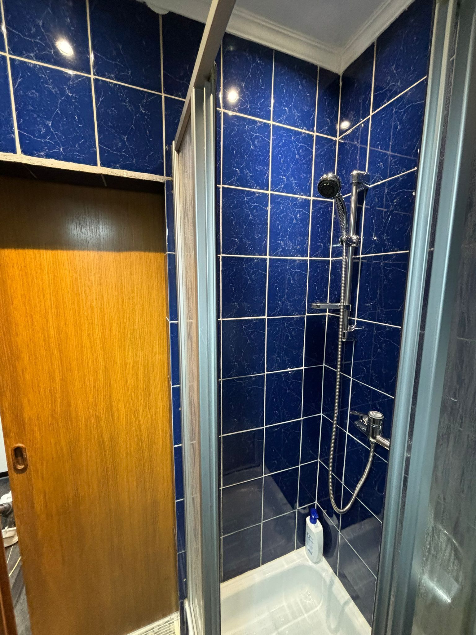 Haartrockner, Handtücher, Seife, Toilettenpapier