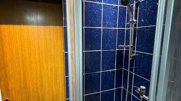 Haartrockner, Handtücher, Seife, Toilettenpapier