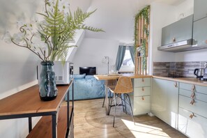 Fridge, microwave, oven, coffee/tea maker