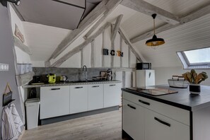 Réfrigérateur, micro-ondes, four, cafetière/bouilloire