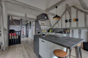 Fridge, microwave, oven, coffee/tea maker