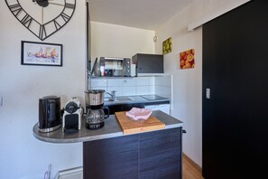 Kjøleskap, mikrobølgeovn, ovn og oppvaskmaskin