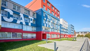 Un bâtiment moderne doté de grandes fenêtres et d’une enseigne « CAP » bien visible.