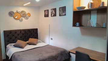 1 dormitori, planxa i posts de planxar, wifi i roba de llit
