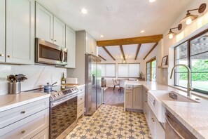 Réfrigérateur, micro-ondes, plaque de cuisson, lave-vaisselle