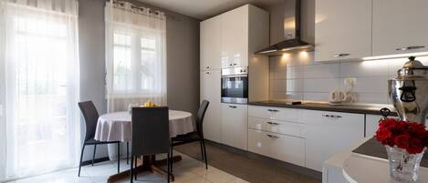 Kjøleskap, ovn, kokeplater og oppvaskmaskin