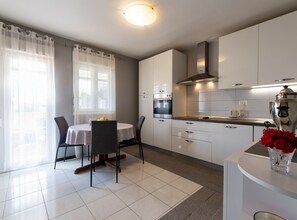 Frigorifero, forno, piano cottura, lavastoviglie