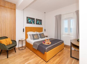 4 bedrooms, travel crib, WiFi, bed sheets