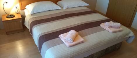 2 slaapkamers, een strijkplank/strijkijzer, internet, beddengoed