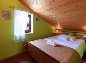 3 chambres, fer et planche à repasser, Wi-Fi, draps fournis