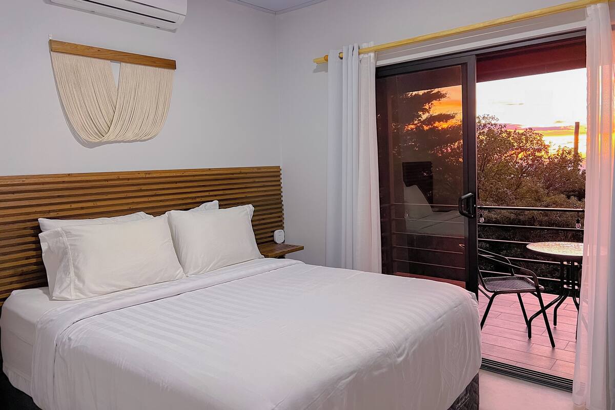 Deluxe Apartment, Balcony | 2 bedrooms, soundproofing, WiFi (free), bed sheets
