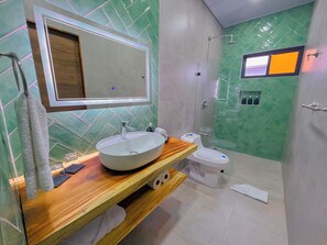 Shower, hair dryer, towels, soap - Monstera Apartments Monteverde (Monteverde)