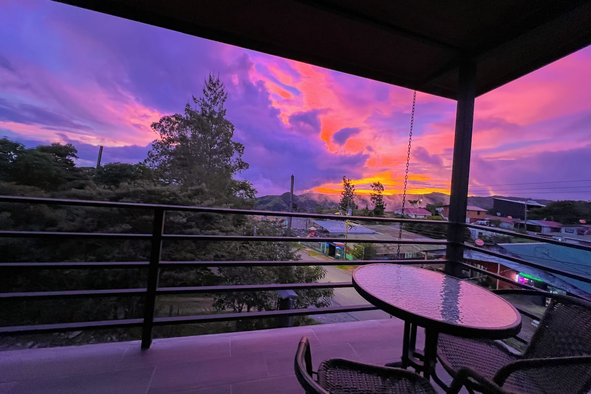 Apartamento luxo, sacada, vista para a montanha | Vista do quarto