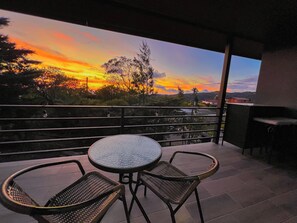 Deluxe-huoneisto, parveke | Terassi/patio